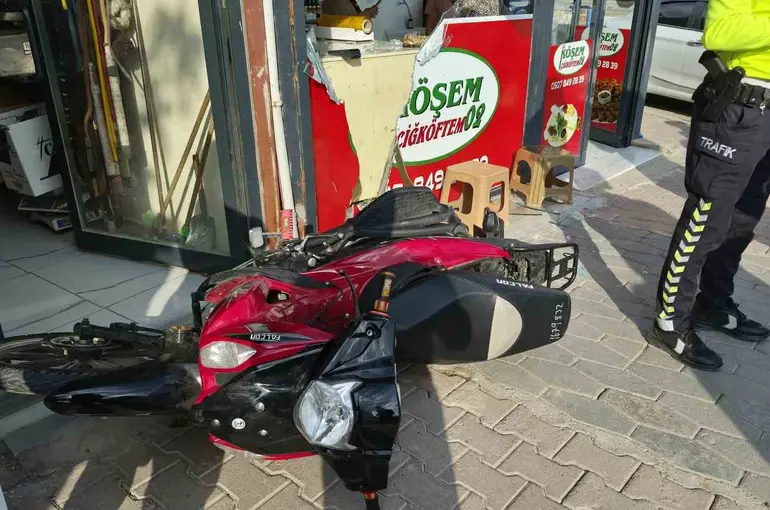 Motosiklet çocuğa çarpıp iş yerine daldı: 1 yaralı
