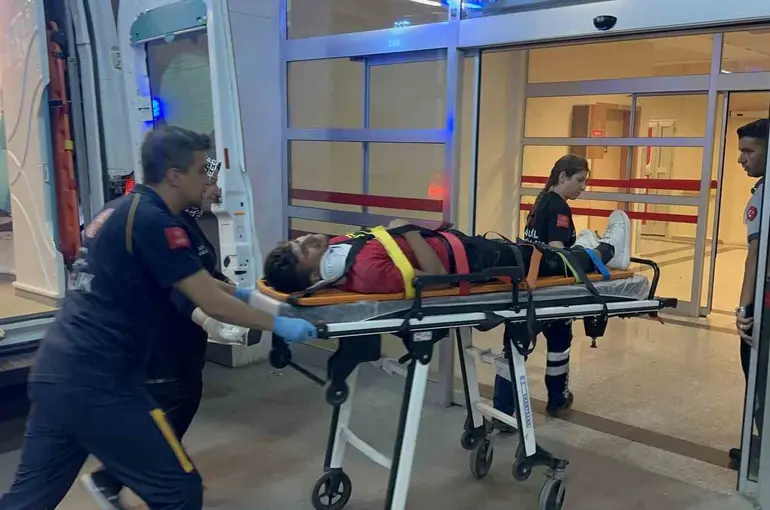 Motosiklet ile otomobil çarpıştı: 1 yaralı

