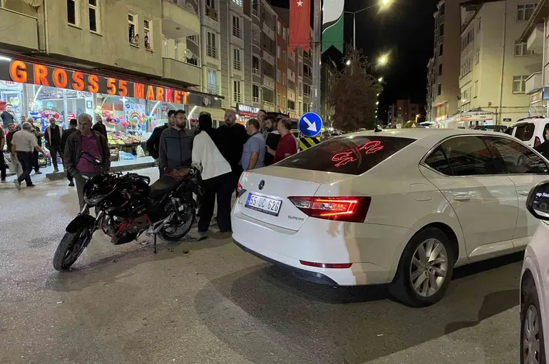 Motosiklet otomobille çarpıştı: 1 yaralı
