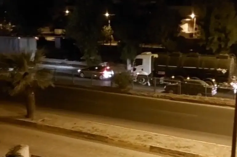Motosikletiyle bariyerlere çarpan genç ağır yaralandı
