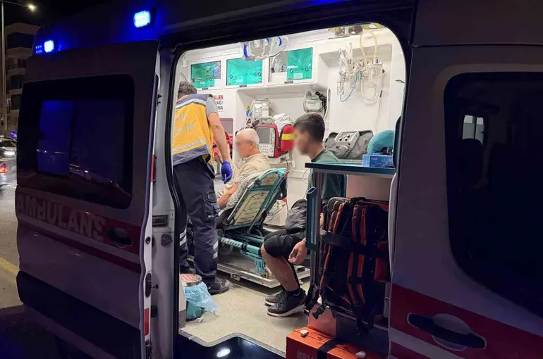 Motosikletle otomobil çarpıştı: 2 yaralı
