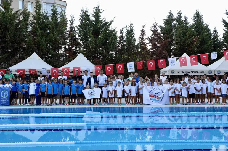 Mudanya Belediyesporlu yüzücüler madalyaları topladı
