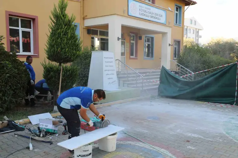 Muğla Büyükşehir’den zarar verilen Atatürk büstüne hızlı müdahale
