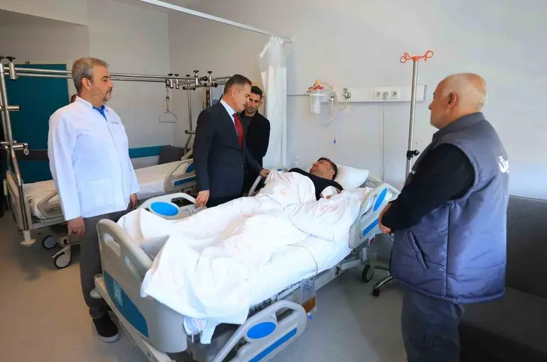 Muhtarlar Günü’nde kaza yapan Muhtar’a vali Akbıyık’tan ziyaret
