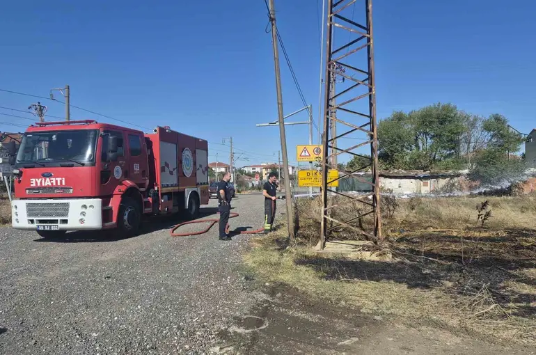 Muratlı’da arsa yangını itfaiye büyümeden söndürdü

