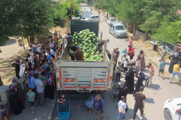 Muş karpuzu 8 mahallede vatandaşlara ücretsiz dağıtıldı
