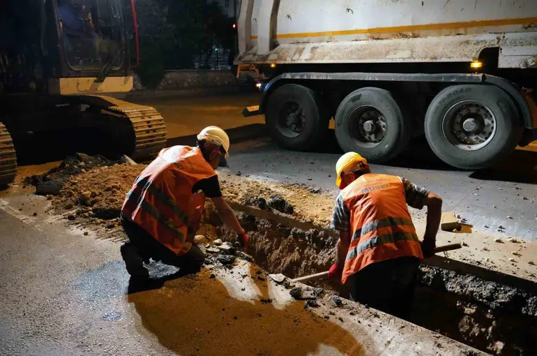 MUSKİ ekiplerinden gece mesaisi
