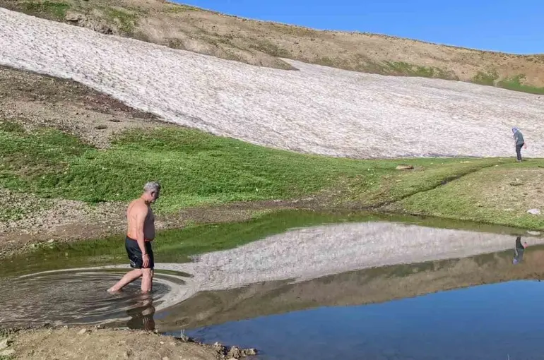 Muş’un Kurtik Dağı’nda yaz mevsiminde eşsiz kar manzarası
