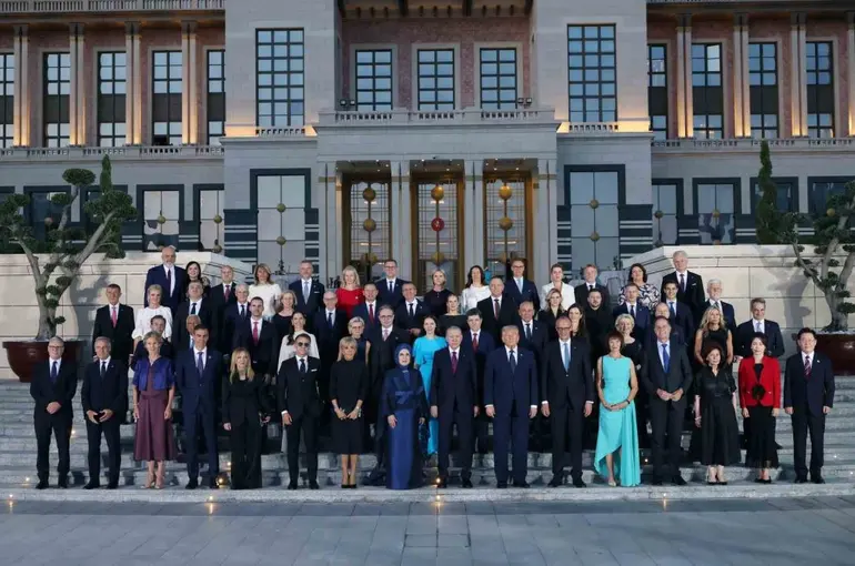 NATO liderleri Külliye’de aile fotoğrafında buluştu
