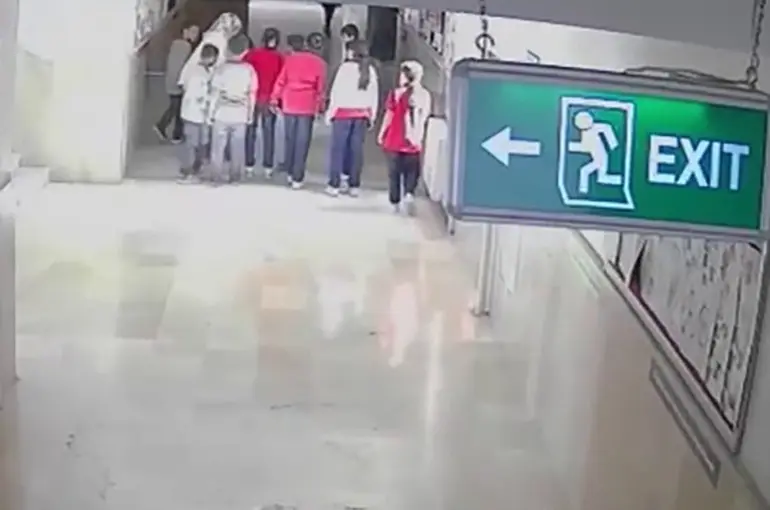 Nefes borusuna mandalina dilimi takılan öğrenciyi, öğretmenin Heimlich manevrası kurtardı
