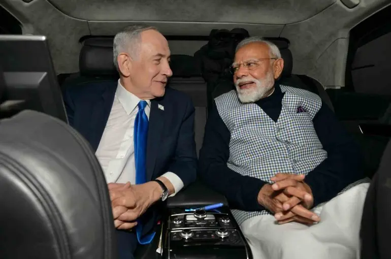 Netanyahu, Hindistan Başbakanı Modi’yi Hint kıyafeti giyerek karşıladı
