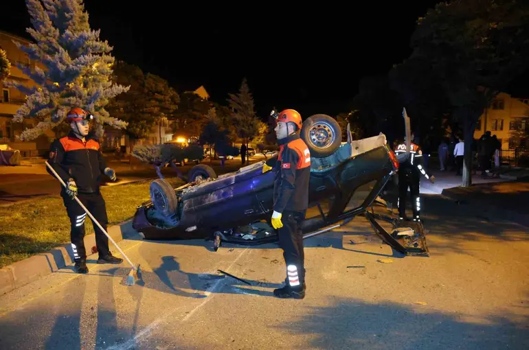 Nevşehir’de yarış yaptıkları iddia edilen iki otomobil kavşakta kazaya karıştı: 6 yaralı
