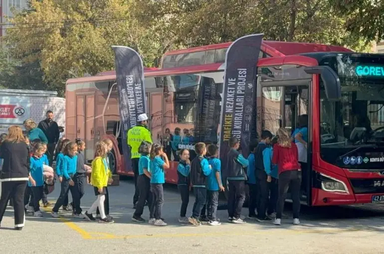 Nezaket Otobüsü Öğrencilerle Buluşmaya Devam Ediyor