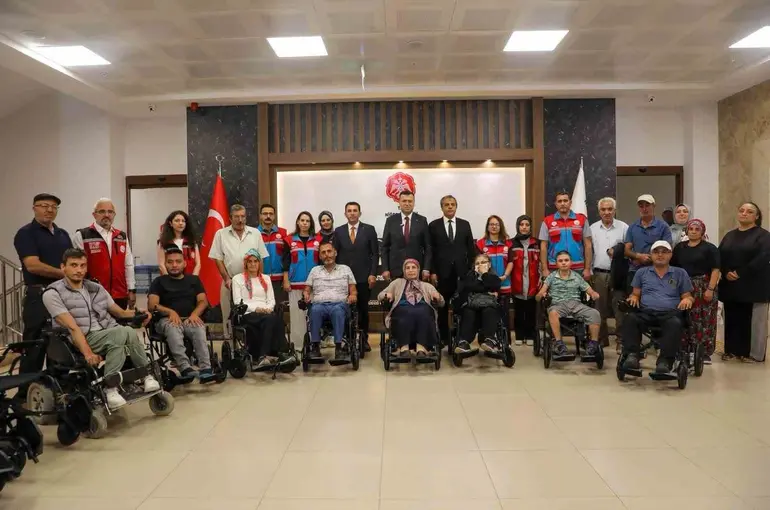 Niğde’de engelli vatandaşlara 21 akülü tekerlekli sandalye desteği
