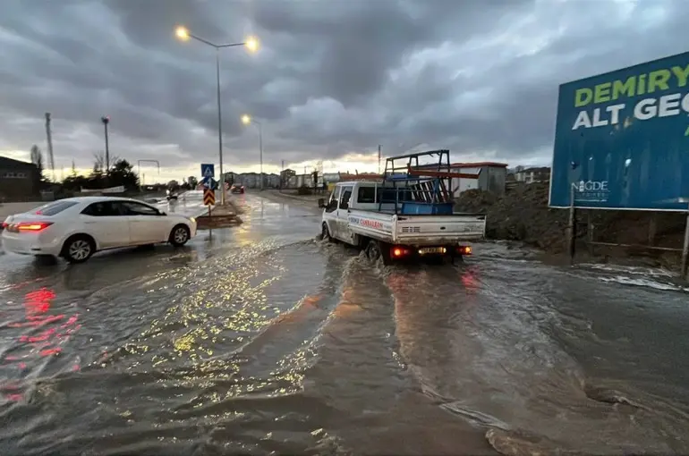 Niğde’de sağanak ve fırtına etkili oldu
