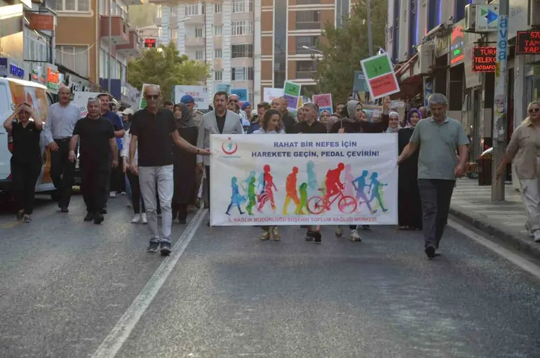 Obeziteye dikkat çekmek için yürüyüş yapıp halay çektiler
