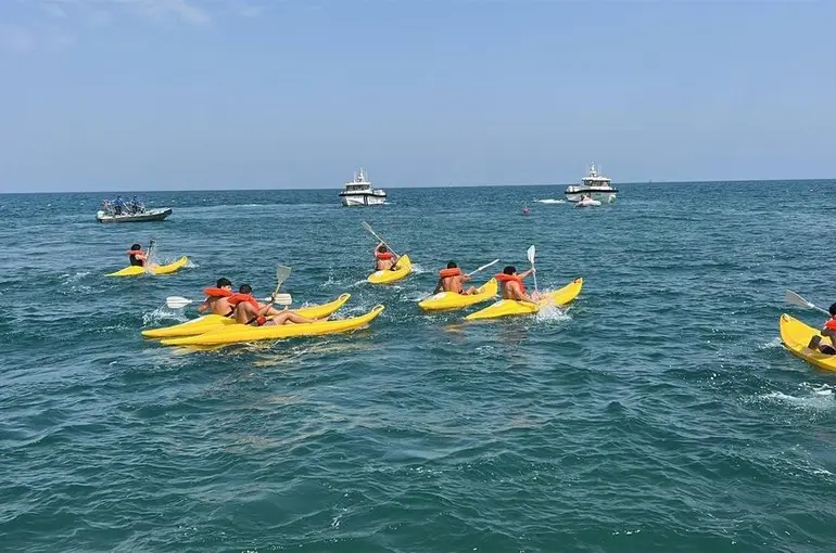 Öğrenciler atık malzemelerden yaptıkları teknelerle yarıştılar
