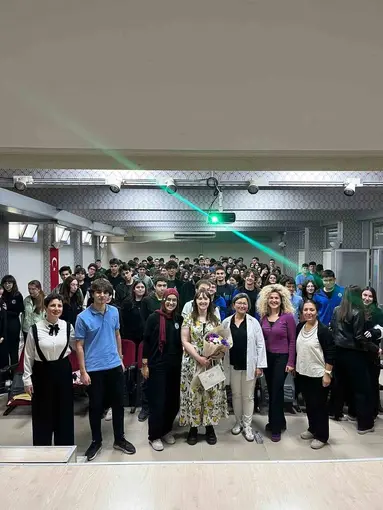 Öğrenciler için çifte kazanım: Hem bilim hem İngilizce pratiği
