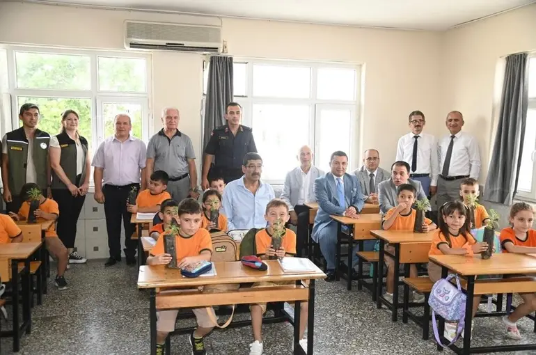 Öğrencilere fidan hediye edildi
