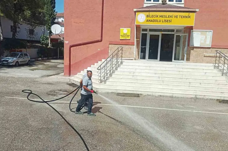 Okul bahçeleri ve oyun sahaları yıkanarak temizlendi

