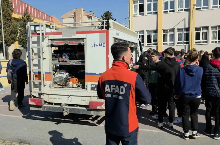 Okulda gerçeği aramayan deprem tatbikatı
