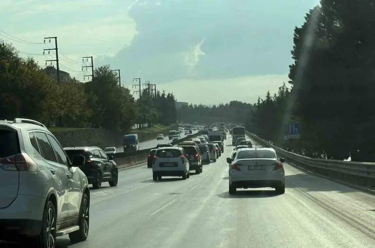 Okullar açıldı trafik yine felç oldu
