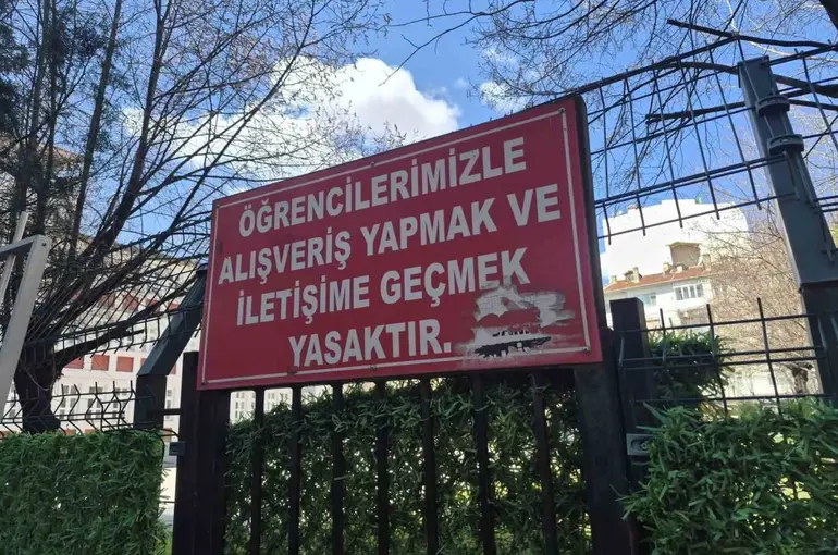 Okulun bahçesindeki çevre tellerine asılan ’iletişim’ yasağı notu dikkat çekti

