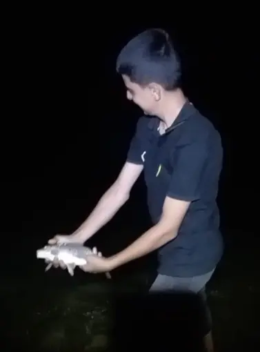 Oltasına takılan yavru sazanı "Büyü de gel" diyerek tekrar suya bıraktı
