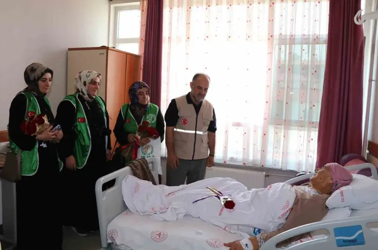 Oltu’da  hastalara moral ziyareti
