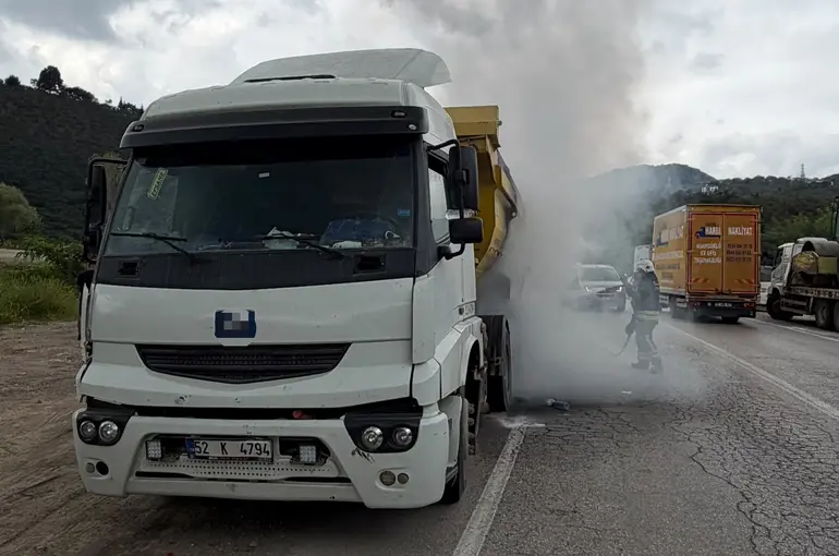 Ordu’da seyir halindeki hafriyat kamyonunda yangın

