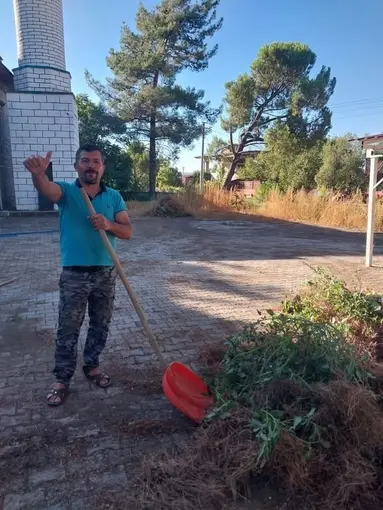 Örnek muhtar caminin bakım ve temizliğini tek başına yaptı
