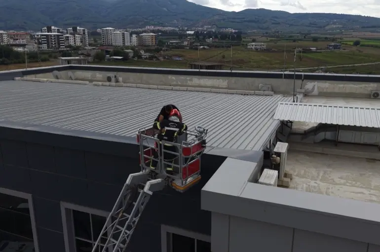 Osmaniye’de 112 ekipleri bu kez kendi binaları için alarma geçti
