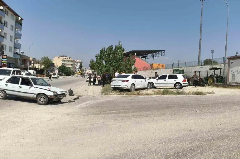 Osmaniye’de 3 otomobilin karıştığı kazada 1 kişi yaralandı
