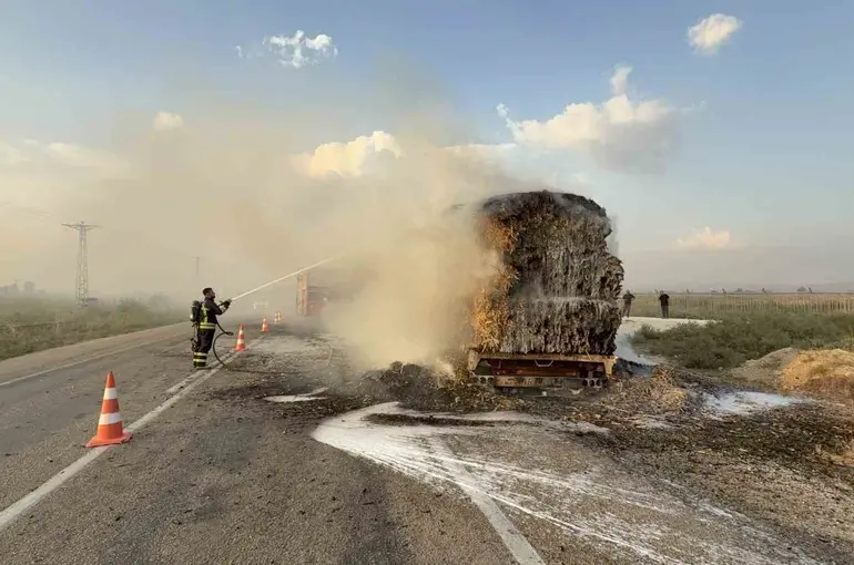 Osmaniye’de anız yangını seyir halindeki saman yüklü tıra sıçradı

