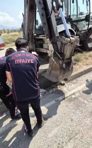 Osmaniye’de mazgala düşen yavru kedi itfaiye ekiplerince kurtarıldı
