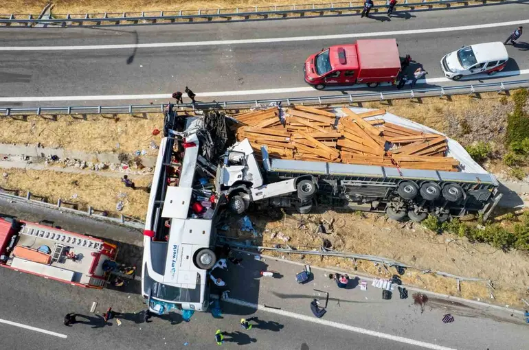 Otobüsteki son yolculuklarında eşini kaybetti
