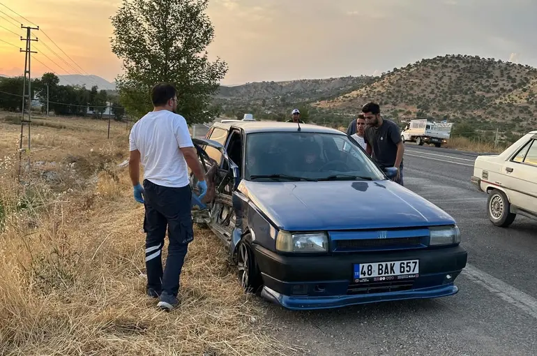 Otomobil ile minibüs çarpıştı: 2 yaralı
