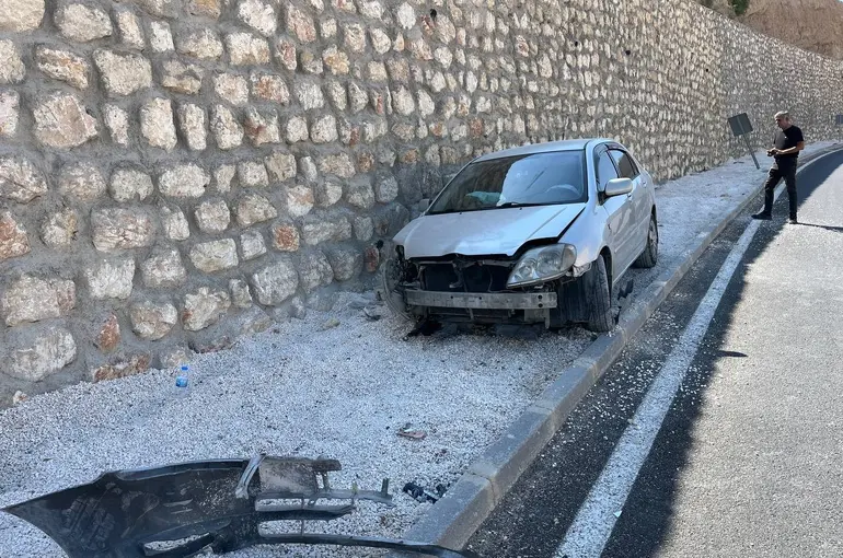 Otomobil istinat duvarına çarptı: 1 yaralı
