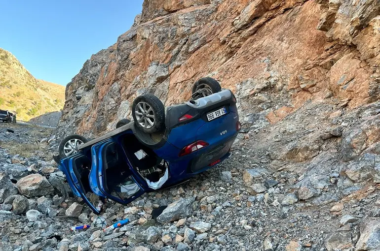 Otomobil şarampole yuvarlandı: 1’i çocuk 5 kişi yaralandı
