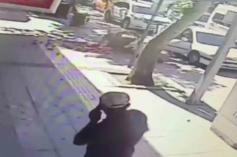 Otomobilin açılan kapısına çarpan motosikletli yaralandı
