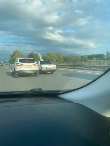 Otoyol üzerinde tehlikeli hareketler kameraya yansıdı
