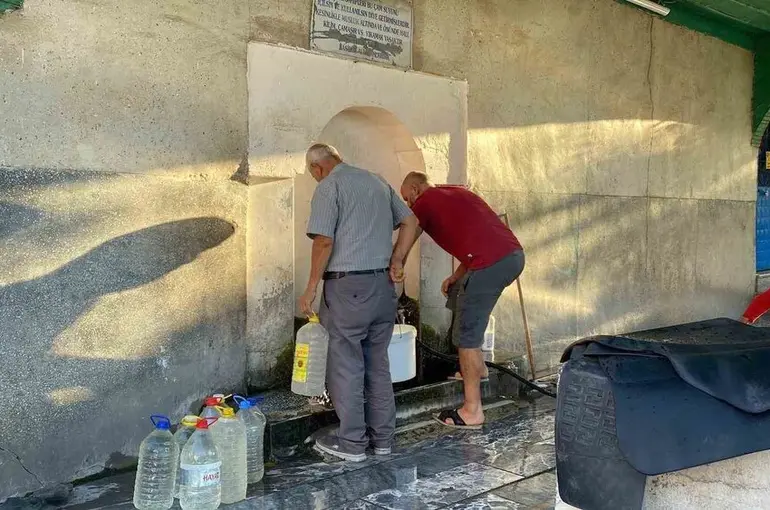 (ÖZEL) Halka açık çeşmelerde vatandaş yoğunluğu
