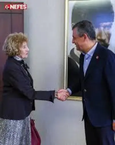Özgür Özel, Ayşe Kulin'e CHP rozeti taktı