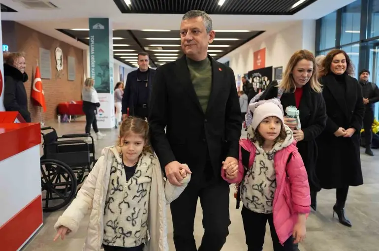 Özgür Özel, Ferdi Zeyrek’in ikiz kızlarını da okula götürdü
