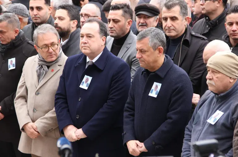 Özgür Özel, Manisa'da cenaze namazına katıldı
