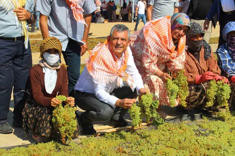 Özgür Özel, Manisa’da üzüm kurutma alanında üreticilerle buluştu
