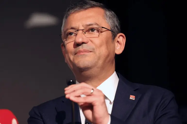 Özgür Özel tekrardan CHP Genel Başkanı oldu