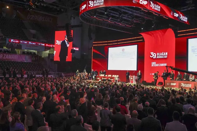 Özgür Özel, yeniden CHP Genel Başkanı seçildi
