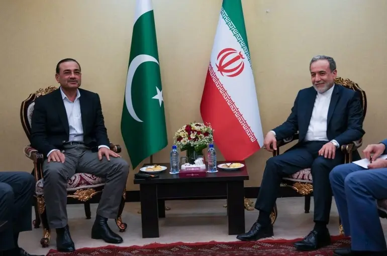 Pakistan Genelkurmay Başkanı Munir, İran Dışişleri Bakanı Arakçi ile görüştü
