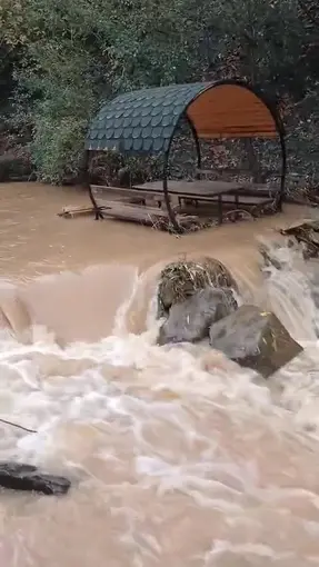 Palu’da yağışlarla Teke deresi coştu
